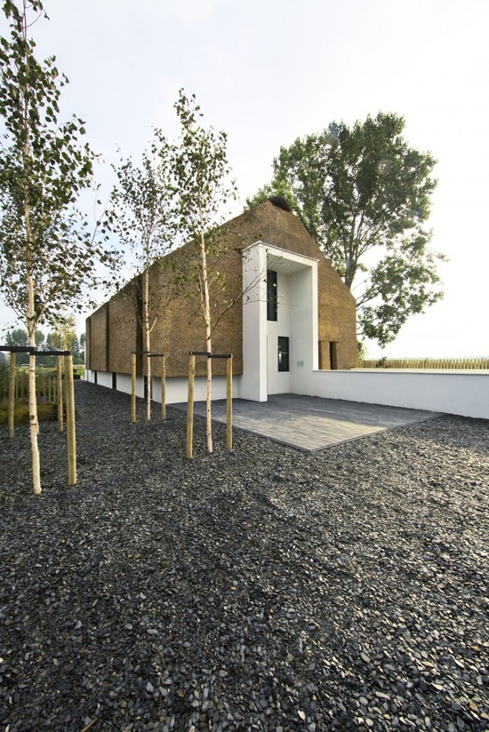 荷兰现代和传统相结合的茅草房子