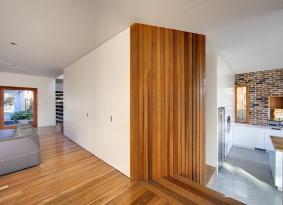 悉尼海港郊区的木质外观住宅