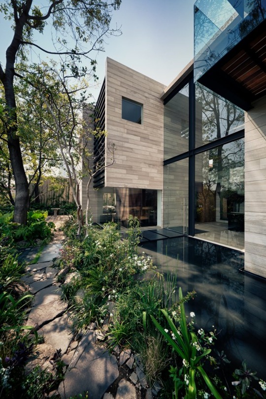 木质外观的现代小住宅